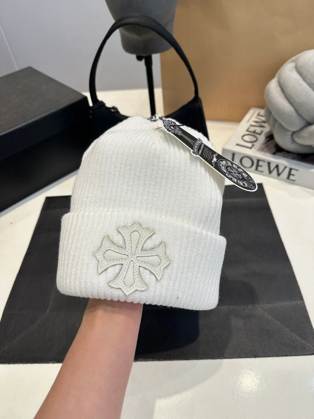 P46 Crow Heart Wool Hat, too flattering for your face. No matter you have a long face, a round face or a square face, you can easily wear it because the hat is very thick, so your face looks small, delicate and cute. Fashionable street style, recommended hat for autumn and winter.